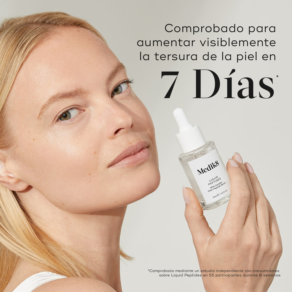 Una mujer sostiene una botella del sérum Liquid Peptides. El texto a la derecha indica: “Comprobado para suavizar la apariencia de líneas finas y arrugas en solo 7 días*”. Una nota al pie señala que esto proviene de un estudio independiente de consumidores.
