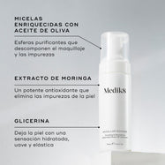 Una botella de Medik8 Micellar Mousse exhibida sobre un bloque blanco. Unas líneas conectan la botella con texto que explica los ingredientes clave: micelas infusionadas con aceite de oliva para descomponer el maquillaje, extracto de moringa para extraer las impurezas y glicerina para proporcionar hidratación.
