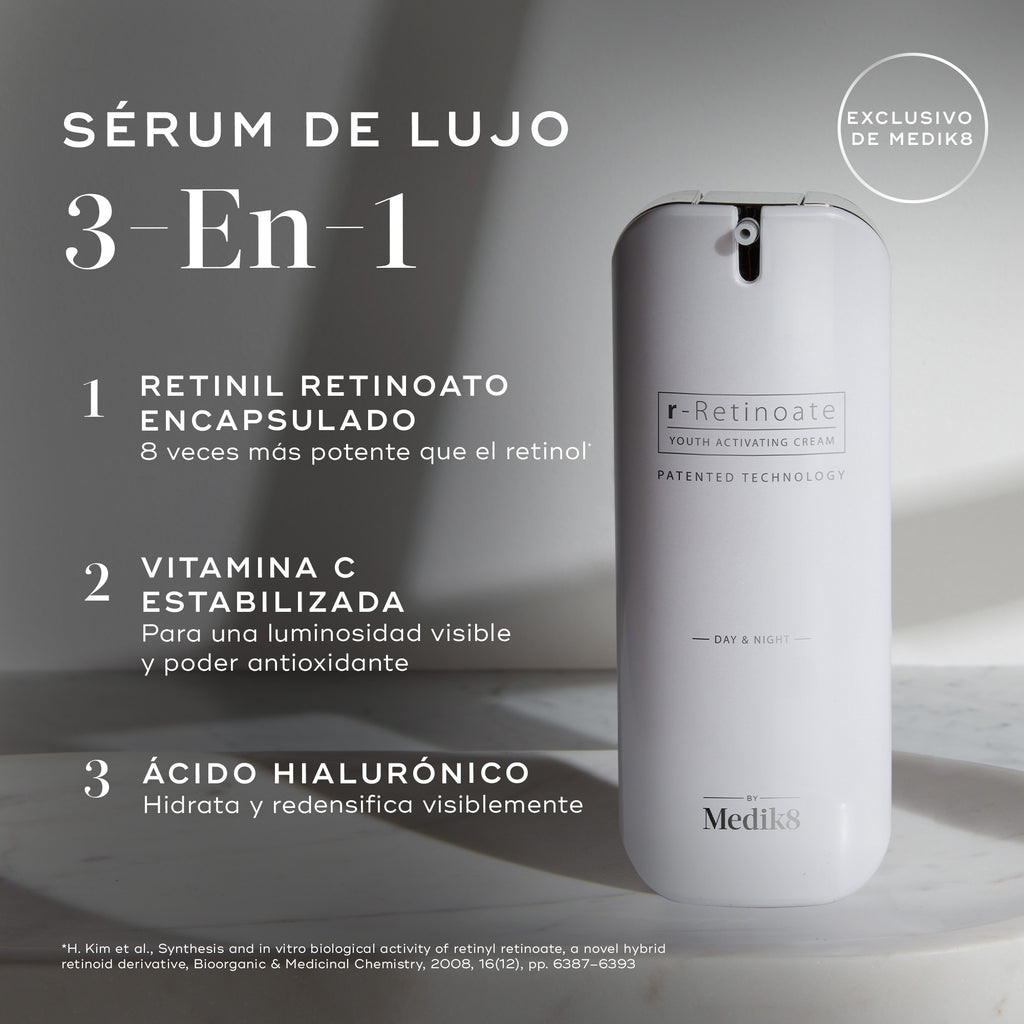 “Para el Reino Unido:

Un gran dispensador cilíndrico blanco de bomba airless de Medik8 r-Retinoate® Day & Night se muestra en posición vertical sobre un fondo gris claro minimalista con sombras sutiles. Superposiciones de texto a la izquierda destacan sus características clave como un «SÉRUM DE LUJO 3 EN 1»:

«RETINYL RETINOATE ENCAPSULADO 8 veces más potente que el retinol*»

«VITAMINA C ESTABILIZADA para una luminosidad visible y poder antioxidante»

«ÁCIDO HIALURÓNICO hidrata y aporta volumen visible»
