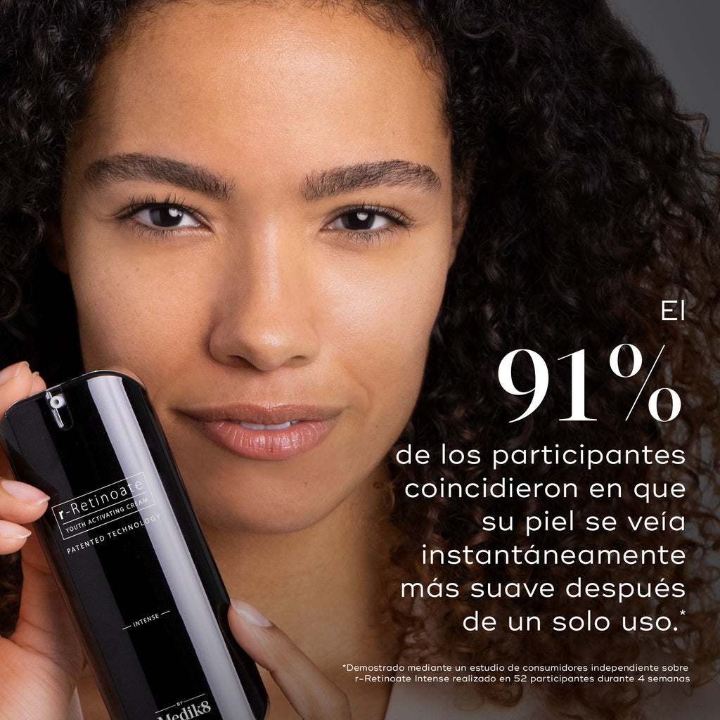 Una persona sostiene un frasco de Medik8 r-Retinoate Intense. El texto indica que el 91 % de los participantes estuvo de acuerdo en que su piel se veía instantáneamente más suave después de solo 1 uso.