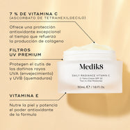 El tarro de cristal abierto de Medik8 Daily Radiance Vitamin C se muestra sobre un fondo dorado cálido con destacados de ingredientes. El texto resalta un 7 % de vitamina C (tetrahexildecil ascorbato) por su protección antioxidante y apoyo al colágeno, filtros UV premium para protección contra los rayos UVA y UVB, y vitamina E para nutrir la piel y potenciar el poder antioxidante.