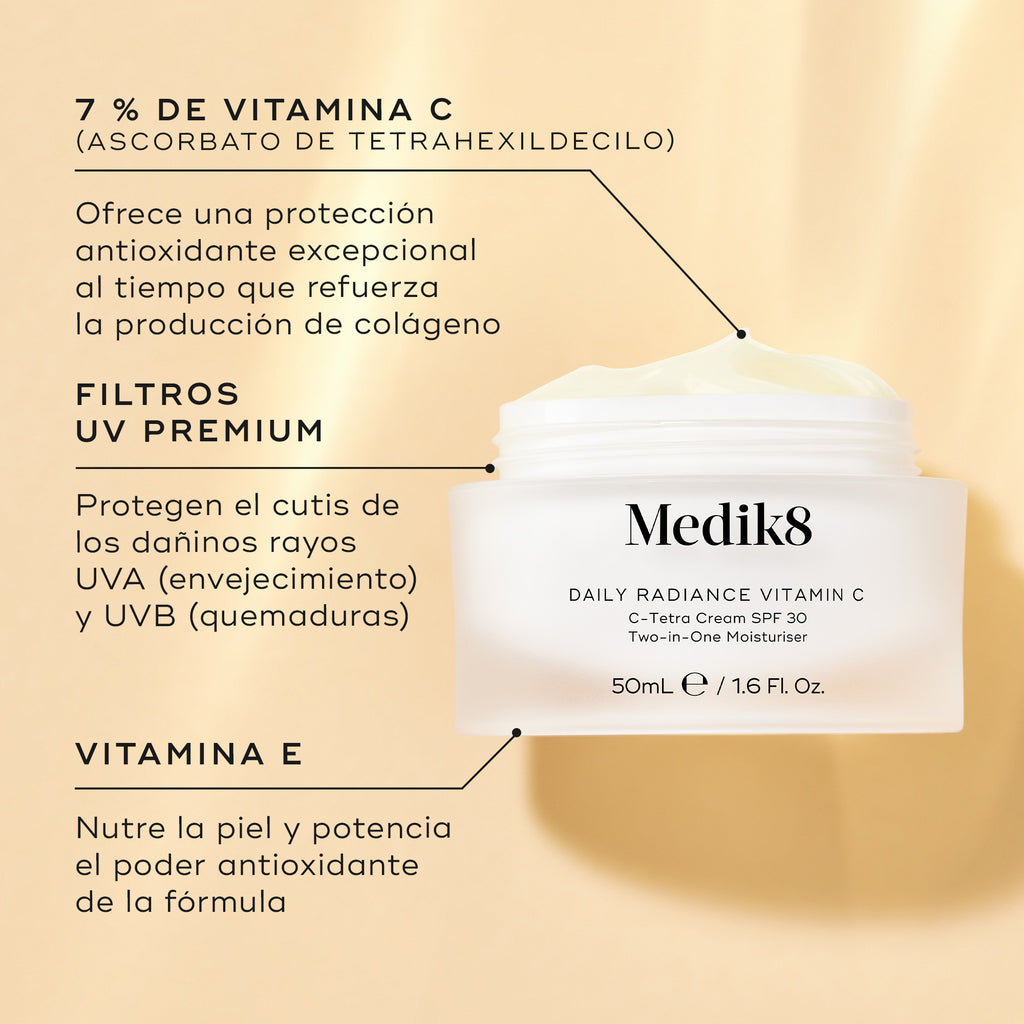 El tarro de cristal abierto de Medik8 Daily Radiance Vitamin C se muestra sobre un fondo dorado cálido con destacados de ingredientes. El texto resalta un 7 % de vitamina C (tetrahexildecil ascorbato) por su protección antioxidante y apoyo al colágeno, filtros UV premium para protección contra los rayos UVA y UVB, y vitamina E para nutrir la piel y potenciar el poder antioxidante.