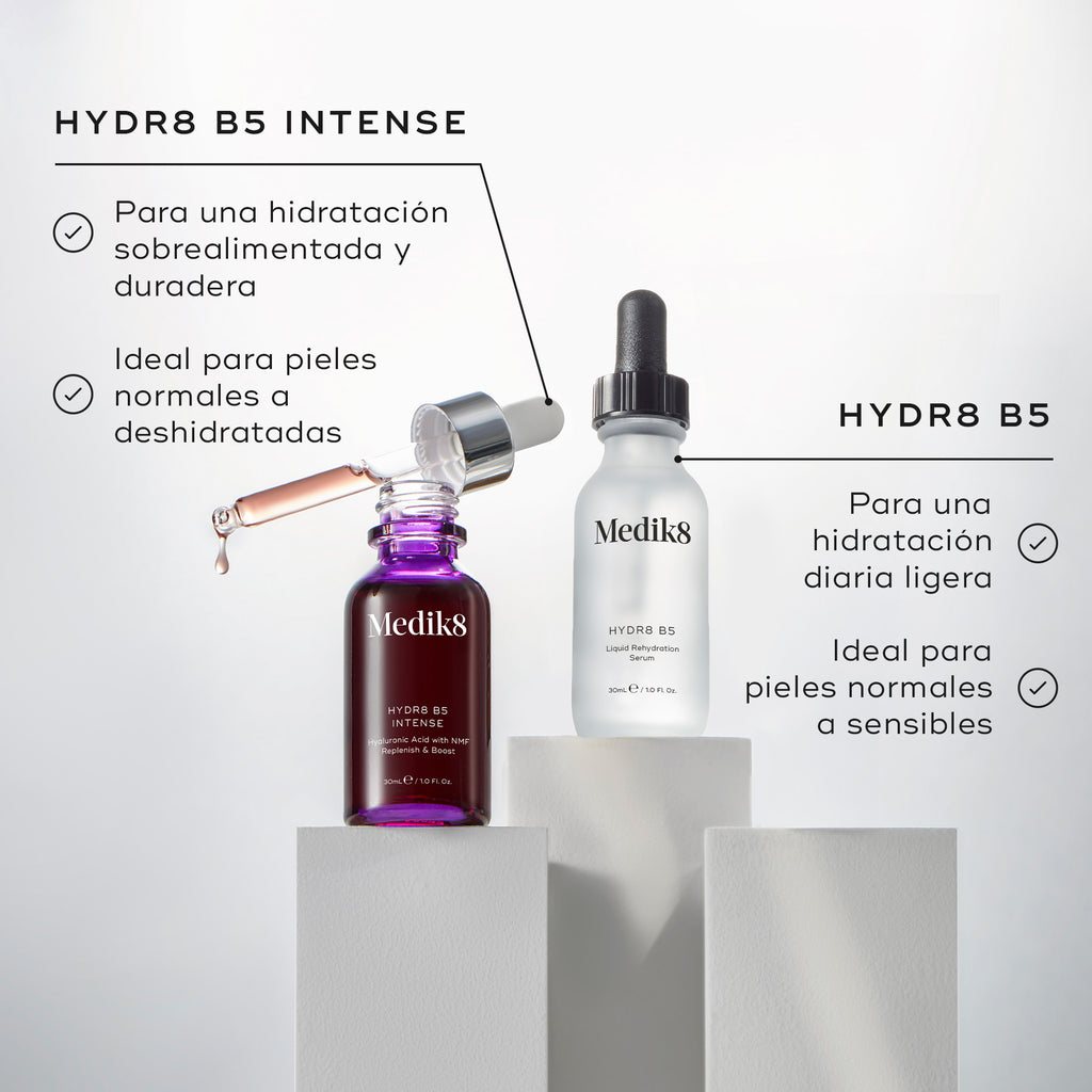 Las botellas de Medik8 Hydr8 B5 Intense y Medik8 Hydr8 B5 se encuentran sobre pedestales blancos frente a un fondo limpio y luminoso. El texto enumera los beneficios de Medik8 Hydr8 B5 Intense como:

Para una hidratación intensiva y duradera
Ideal para pieles normales a deshidratadas

Los beneficios de Medik8 Hydr8 B5 incluyen:

Para una hidratación diaria ligera
Ideal para pieles normales a sensibles