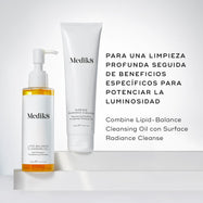 La botella de Lipid-Balance Cleansing Oil se encuentra junto a un tubo de Surface Radiance Cleanse. El texto recomienda combinar ambos para una limpieza profunda seguida de beneficios específicos que potencian la luminosidad de la piel.