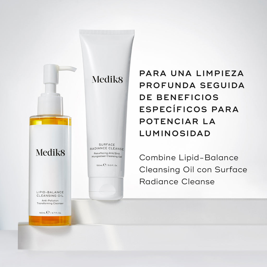 La botella de Lipid-Balance Cleansing Oil se encuentra junto a un tubo de Surface Radiance Cleanse. El texto recomienda combinar ambos para una limpieza profunda seguida de beneficios específicos que potencian la luminosidad de la piel.