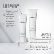 Tubos de Medik8 Pore Cleanse Gel Intense y Surface Radiance Cleanse exhibidos juntos sobre bloques blancos. El texto de Pore Cleanse Gel Intense indica que ayuda a reducir la grasa, minimizar el brillo y la apariencia de los poros dilatados. El texto de Surface Radiance Cleanse destaca el alisado y la luminosidad de la piel, además de combatir los signos del envejecimiento, como la opacidad y la textura desigual.