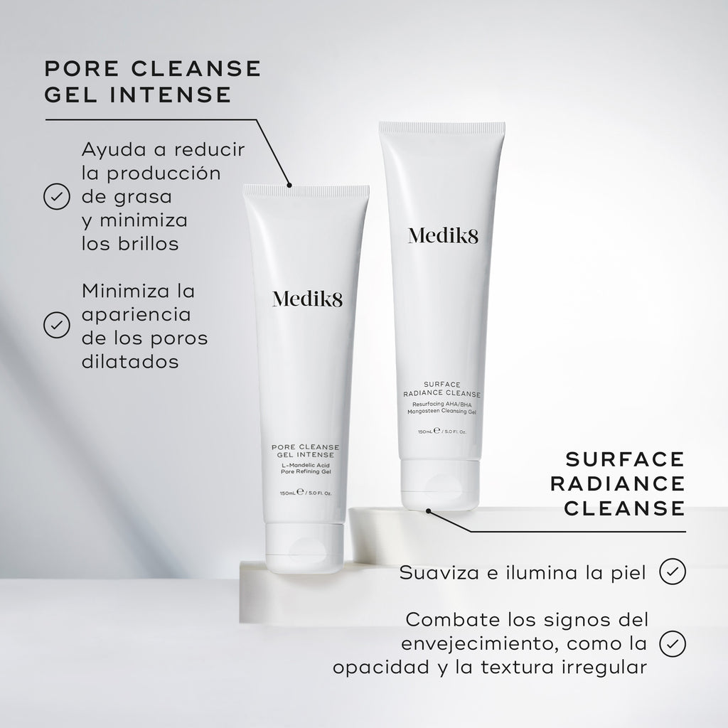 Tubos de Medik8 Pore Cleanse Gel Intense y Surface Radiance Cleanse exhibidos juntos sobre bloques blancos. El texto de Pore Cleanse Gel Intense indica que ayuda a reducir la grasa, minimizar el brillo y la apariencia de los poros dilatados. El texto de Surface Radiance Cleanse destaca el alisado y la luminosidad de la piel, además de combatir los signos del envejecimiento, como la opacidad y la textura desigual.