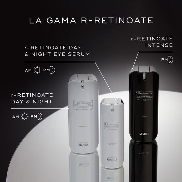 Tres productos Medik8 r-Retinoate exhibidos sobre una superficie reflectante: r-Retinoate Day & Night y r-Retinoate Day & Night Eye Serum (ambos para uso AM/PM), y r-Retinoate Intense (solo para uso PM).-hover-34