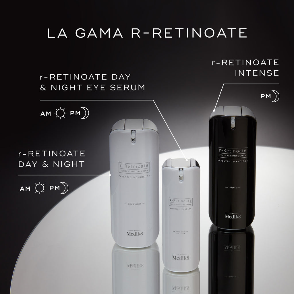 Tres productos Medik8 r-Retinoate exhibidos sobre una superficie reflectante: r-Retinoate Day & Night y r-Retinoate Day & Night Eye Serum (ambos para uso AM/PM), y r-Retinoate Intense (solo para uso PM).