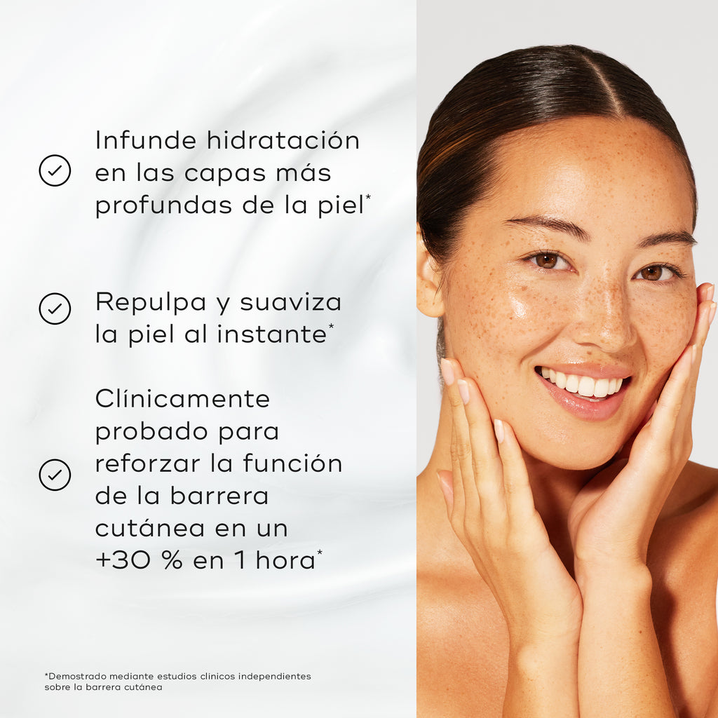 Imagen dividida entre un fondo con textura de crema blanca y una mujer sonriente tocando su rostro radiante. El texto destaca los beneficios principales con marcas de verificación: «Aporta hidratación a las capas más profundas de la piel», «Rellena y suaviza la piel al instante» y «Clínicamente probado para mejorar la función de la barrera cutánea en un +30 % en 1 hora».
