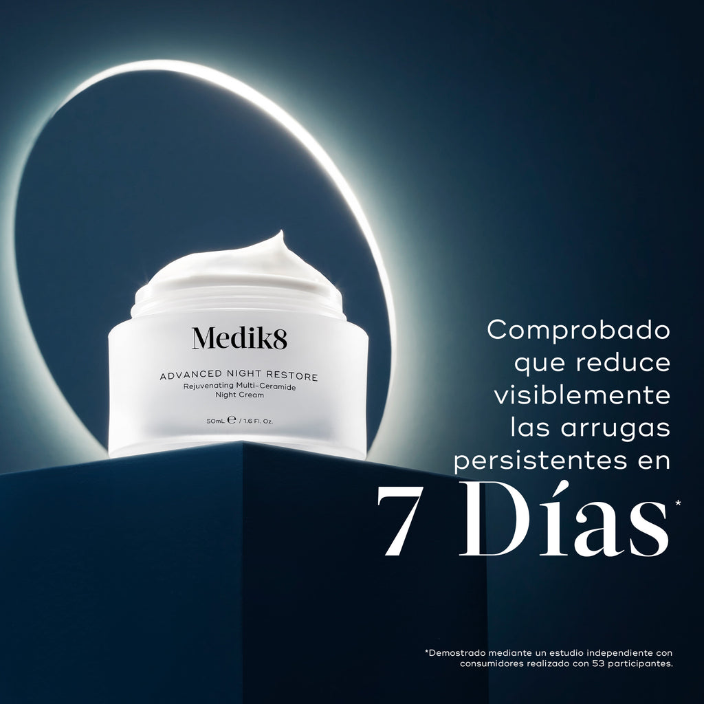 El tarro de crema Advanced Night Restore está colocado sobre un pedestal azul oscuro con un anillo de luz brillante detrás. El texto destaca: “Comprobado que reduce visiblemente las arrugas persistentes en 7 días*”, basado en un estudio independiente de consumidores.