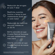 Una mujer sonríe mientras aplica Crystal Retinal en su mejilla junto a un tubo plateado de Medik8 Crystal Retinal 6. Cinco puntos con marcas de verificación destacan los beneficios del producto: reducción de arrugas clínicamente probada en 7 días, eficacia clínicamente probada para reafirmar, suavizar, iluminar y elevar visiblemente la piel en un solo tubo, reducción clínicamente probada del 20 % en manchas visibles, el 94 % afirmó que Crystal Retinal promovía una piel visiblemente más clara y el 100 % estu