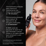 Una mujer sosteniendo una botella de Liquid Peptides Advanced MP. Tres viñetas con marcas de verificación enumeran los beneficios del producto: «Clínicamente probado para disminuir visiblemente las líneas de expresión en 10 minutos», «Clínicamente probado para reducir la apariencia de las arrugas profundas en 8 semanas» y «El 86 % está de acuerdo en que no se han formado nuevas líneas o arrugas desde que usan el sérum». Las notas al pie citan estudios clínicos y de consumidores independientes.
