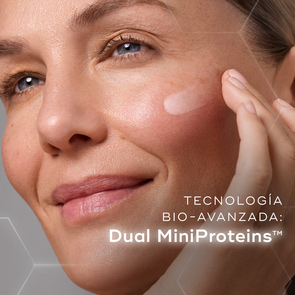 Una mujer aparece aplicando Liquid Peptides Advanced MP en la mejilla. El texto superpuesto en la imagen destaca: **«BIOTECNOLOGÍA REVOLUCIONARIA: Dual MiniProteins™»**.
