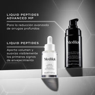 Comparación entre **LIQUID PEPTIDES ADVANCED MP** (en una botella negra con dispensador), diseñado para la reducción avanzada de arrugas profundas, y **LIQUID PEPTIDES** (en una botella blanca con cuentagotas), formulado para rellenar visiblemente y suavizar los primeros signos del envejecimiento.
