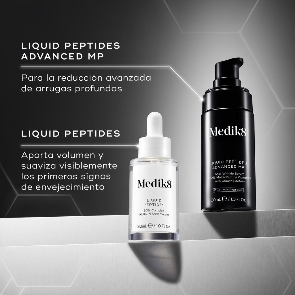 Comparación entre **LIQUID PEPTIDES ADVANCED MP** (en una botella negra con dispensador), diseñado para la reducción avanzada de arrugas profundas, y **LIQUID PEPTIDES** (en una botella blanca con cuentagotas), formulado para rellenar visiblemente y suavizar los primeros signos del envejecimiento.

