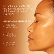 Primer plano de una mujer con una piel radiante y de tono uniforme, con un texto que destaca cómo C-Tetra Advanced ayuda a proteger contra el envejecimiento prematuro al mejorar la luminosidad, las arrugas y la textura de la piel.
