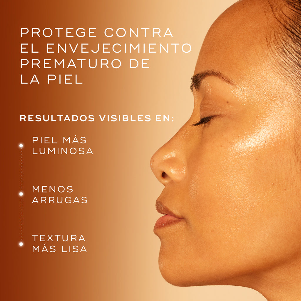 Primer plano de una mujer con una piel radiante y de tono uniforme, con un texto que destaca cómo C-Tetra Advanced ayuda a proteger contra el envejecimiento prematuro al mejorar la luminosidad, las arrugas y la textura de la piel.
