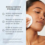 Una modelo aplica tónico con un disco de algodón junto a un texto que enumera «Resultados comprobados», incluyendo «7 días para una piel más limpia y de aspecto más saludable*» y «38 % de reducción de las imperfecciones visibles**».