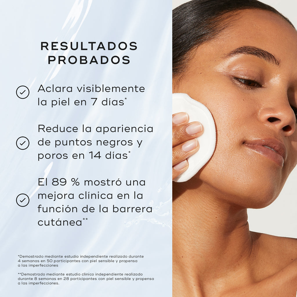 Una modelo aplica tónico con un disco de algodón junto a un texto que enumera «Resultados comprobados», incluyendo «7 días para una piel más limpia y de aspecto más saludable*» y «38 % de reducción de las imperfecciones visibles**».