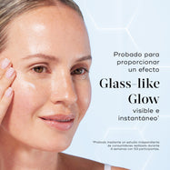 Primer plano de una modelo aplicando sérum en su mejilla, mostrando una tez radiante. El texto dice: «Probado para proporcionar un brillo instantáneo y visible tipo glass skin*».