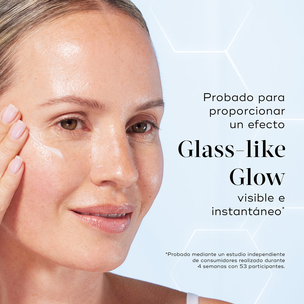 Primer plano de una modelo aplicando sérum en su mejilla, mostrando una tez radiante. El texto dice: «Probado para proporcionar un brillo instantáneo y visible tipo glass skin*».