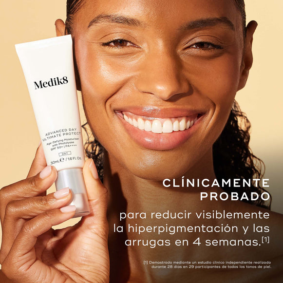 Primer plano de una mujer sonriente con una tez radiante sosteniendo un tubo de Advanced Day Ultimate Protect. El texto indica: «CLÍNICAMENTE PROBADO para reducir la hiperpigmentación visible y las arrugas en 4 semanas».
-hover-5