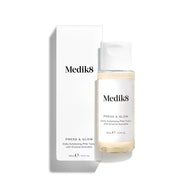 Botella de tónico Medik8 Press & Glow colocada delante de su caja de cartón blanca a juego sobre un fondo blanco limpio. El texto en ambos identifica el producto como formato de viaje de 30 ml: «Tónico exfoliante diario con PHA y activador enzimático».
