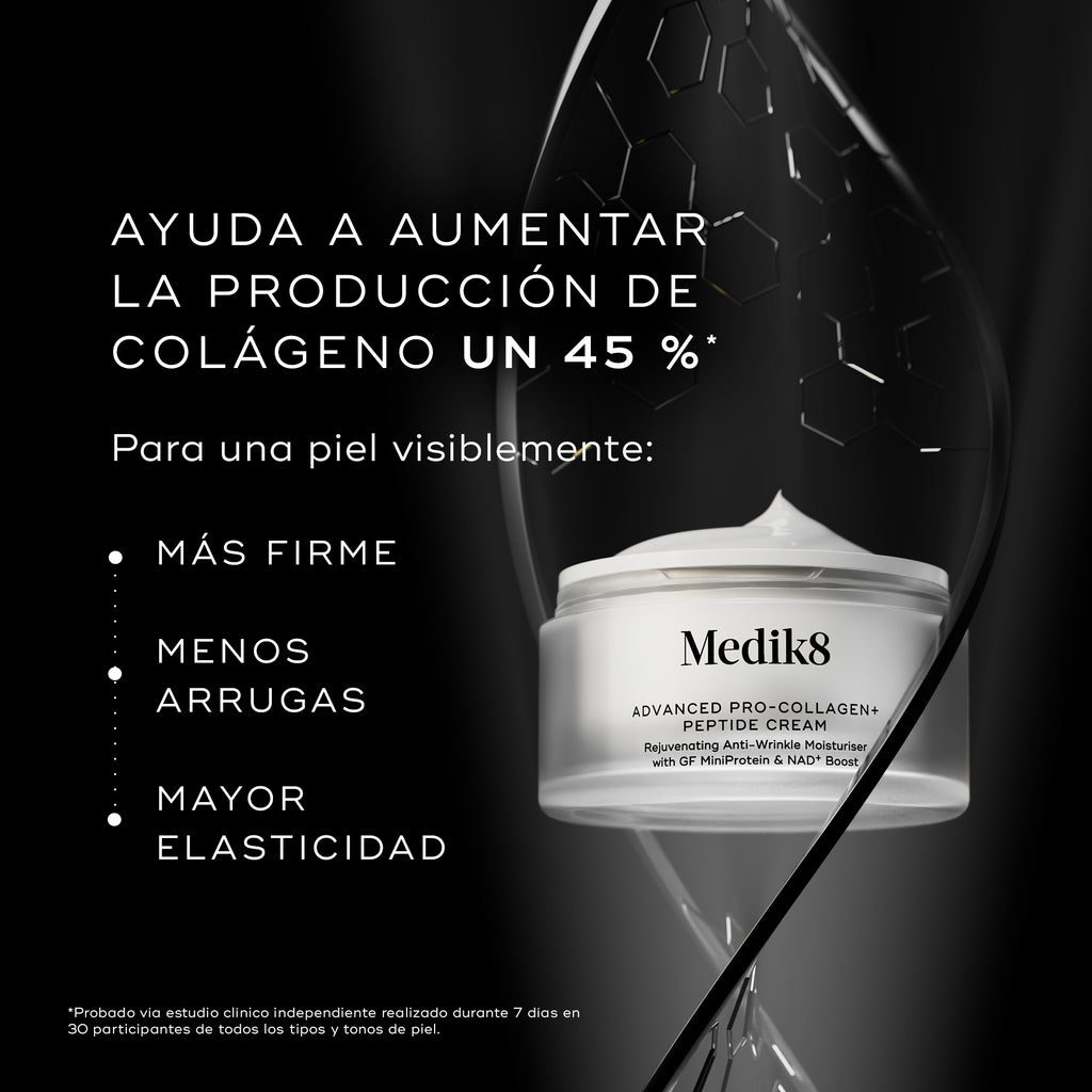 Tarro de crema Medik8 Advanced Pro-Collagen+ Peptide mostrado sobre un fondo negro con gráficos estructurales abstractos. El texto afirma que ayuda a aumentar la producción de colágeno en un 45 % para una piel visiblemente más firme, una reducción de las arrugas y una mayor elasticidad.
