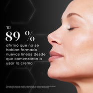 Primer plano del perfil del rostro de una modelo sobre un fondo negro con gráficos hexagonales. El texto indica que el 89 % estuvo de acuerdo en que no se han formado nuevas líneas desde que comenzaron a usar la crema.