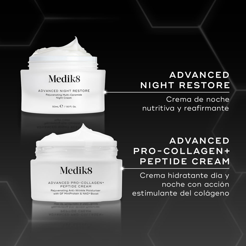 Comparación de los tarros de Medik8 Advanced Night Restore y Advanced Pro-Collagen+ Peptide Cream mostrados uno al lado del otro sobre un fondo negro. El texto contrasta la fórmula nutritiva de noche (PM) de Night Restore con la nueva fórmula ligera Pro-Collagen+ para AM/PM, destacando su capacidad para aumentar la producción de colágeno y reducir las arrugas profundas.