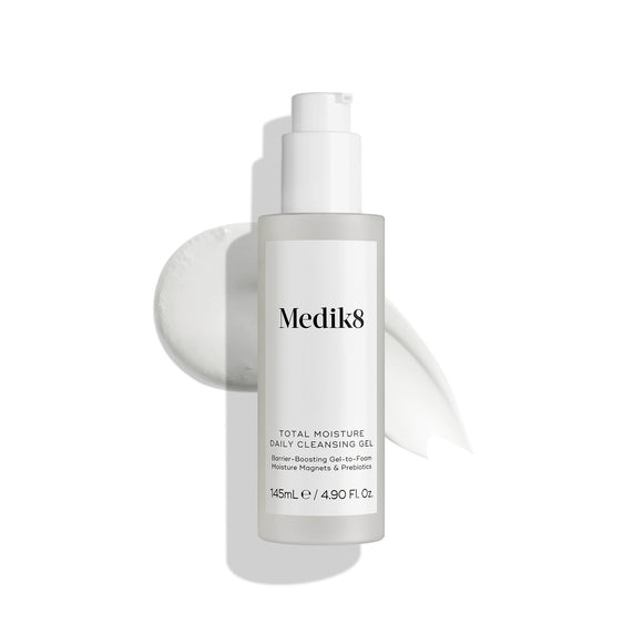 Imagen de producto del gel limpiador diario «Total Moisture» de Medik8, tomada sobre un fondo blanco liso, en la que destacan el frasco del producto y su envase minimalista-4