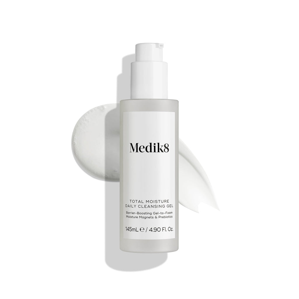 Imagen de producto del gel limpiador diario «Total Moisture» de Medik8, tomada sobre un fondo blanco liso, en la que destacan el frasco del producto y su envase minimalista