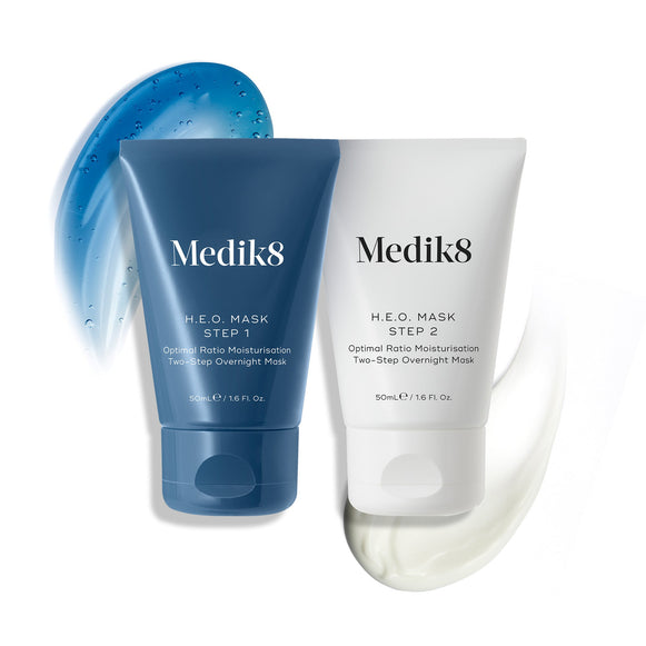 Se muestran los dos tubos de Medik8 H.E.O. Mask: un tubo azul para el Paso 1 con una muestra de gel azul, y un tubo blanco para el Paso 2 con una muestra de crema blanca.
-40